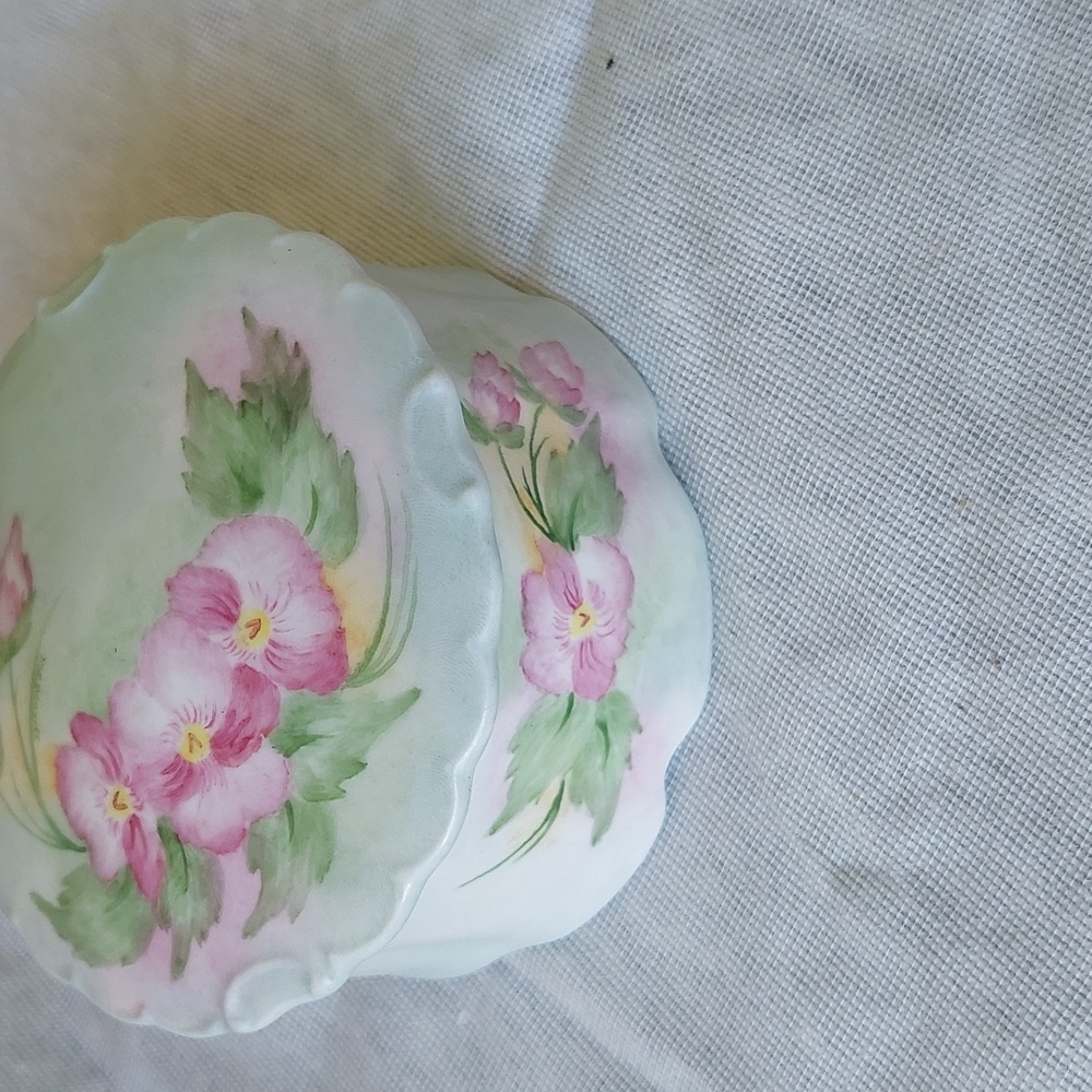 Keepsake Porcelain Box - Picture 4 of 4